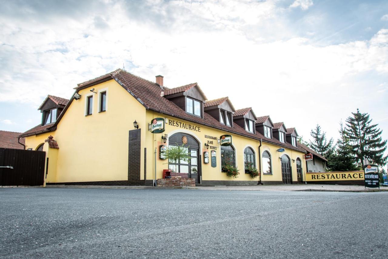 Hotel Penzion Zlaté Slunce Chocenice Exterior foto