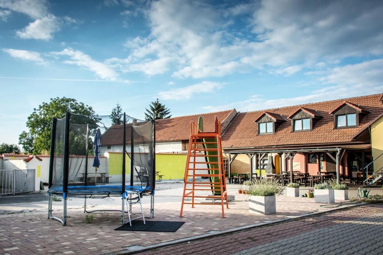 Penzion Zlaté Slunce Chocenice Exterior foto